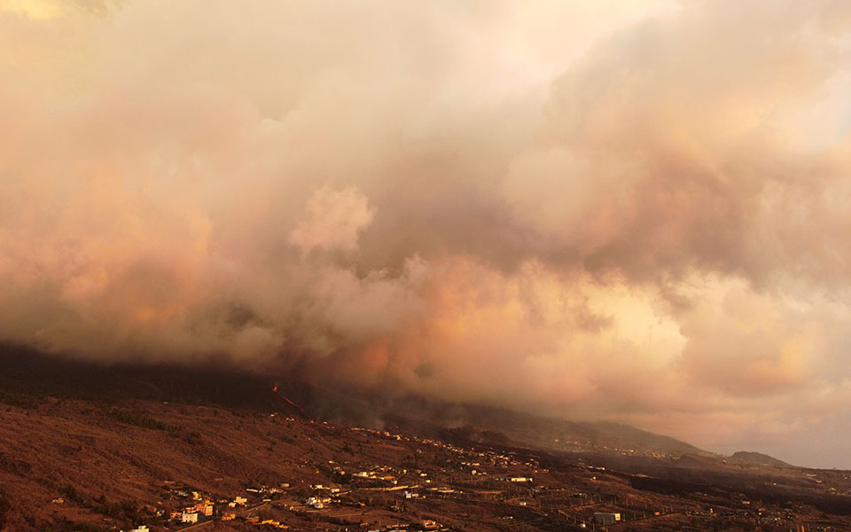 ισπανία-ποτάμια-λάβας-ρέουν-από-το-ηφα-561512599