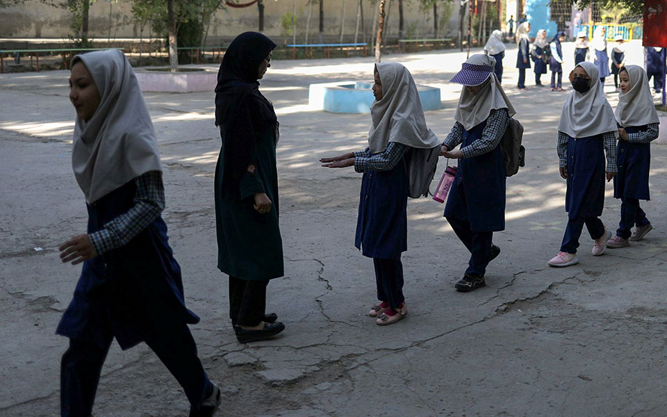 Αφγανιστάν: Οι Ταλιμπάν υπόσχονται ότι θα ανοίξουν τα σχολεία για τα κορίτσια-1