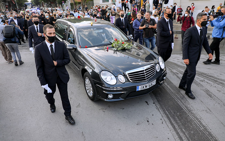 Μίκης Θεοδωράκης: Κλίμα συγκίνησης έξω από τη Δημοτική Αγορά Χανίων-3