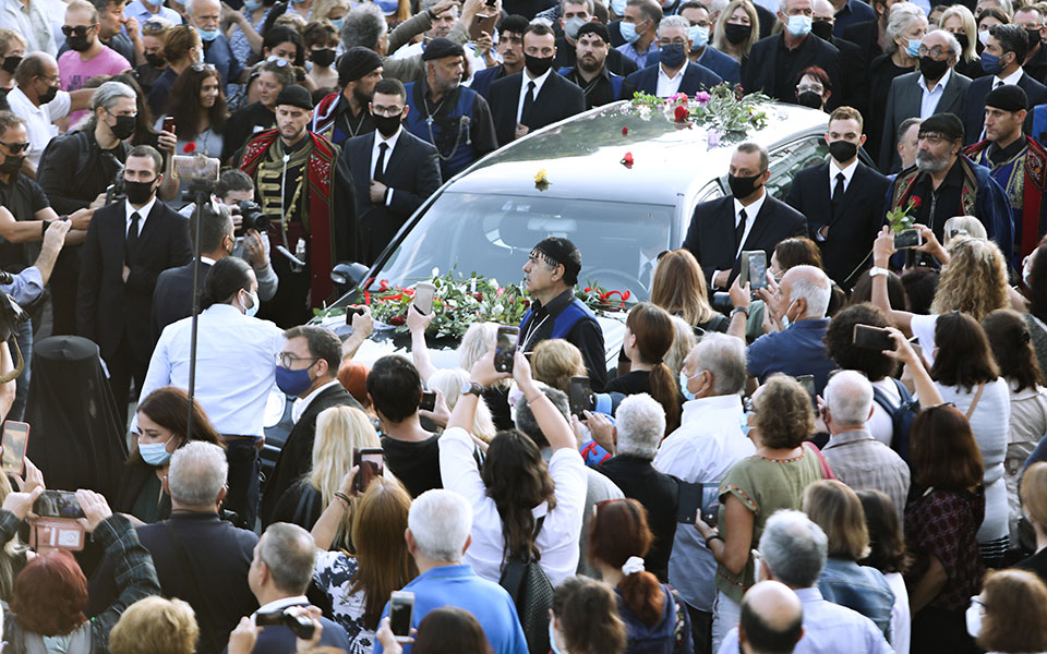 Μίκης Θεοδωράκης: Κλίμα συγκίνησης έξω από τη Δημοτική Αγορά Χανίων-1