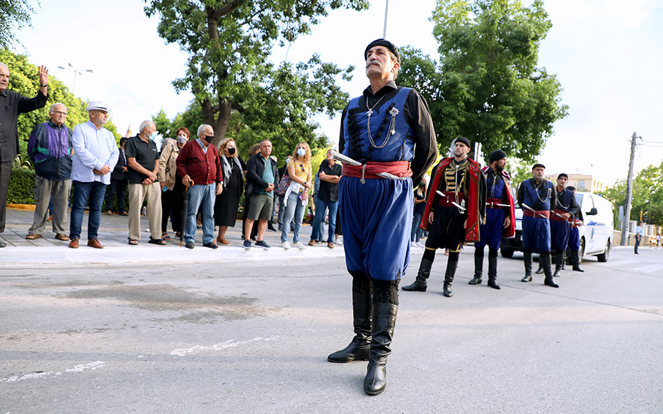 Μίκης Θεοδωράκης: Κλίμα συγκίνησης έξω από τη Δημοτική Αγορά Χανίων-2