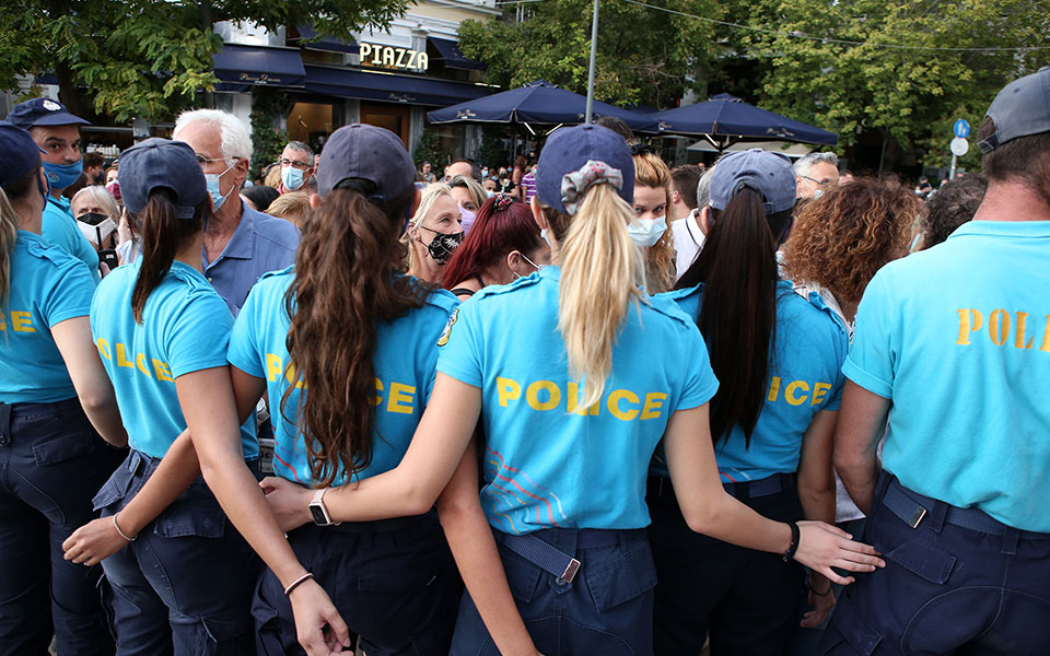 Ένταση στο λαϊκό προσκύνημα της σορού του Μίκη Θεοδωράκη-2