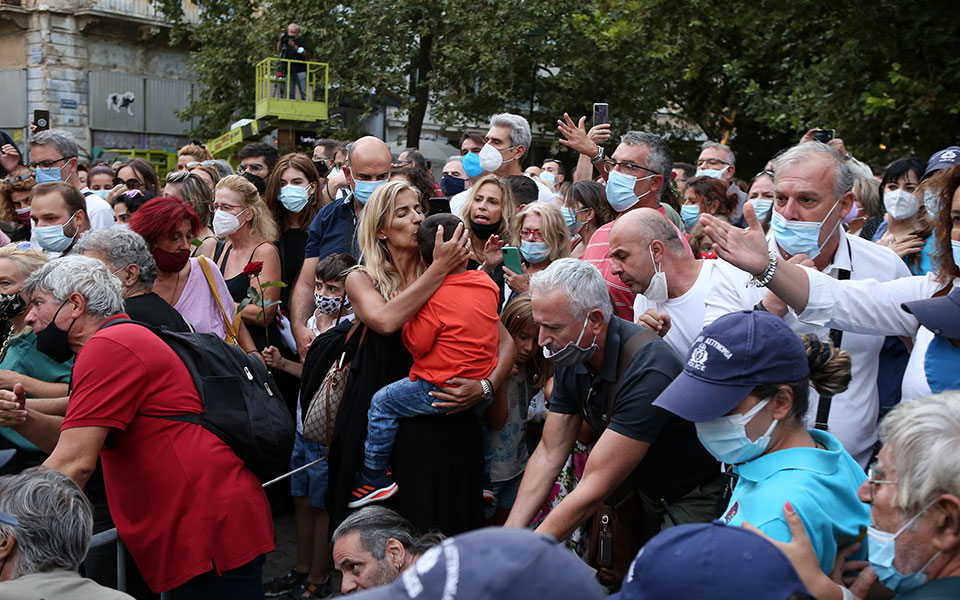 Ένταση στο λαϊκό προσκύνημα της σορού του Μίκη Θεοδωράκη-3