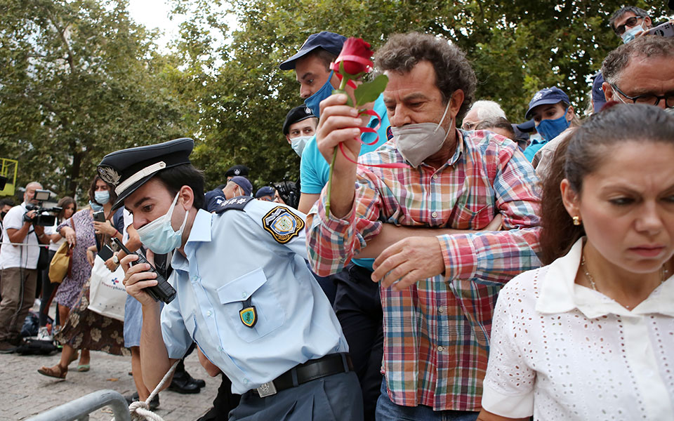 Ένταση στο λαϊκό προσκύνημα της σορού του Μίκη Θεοδωράκη-1