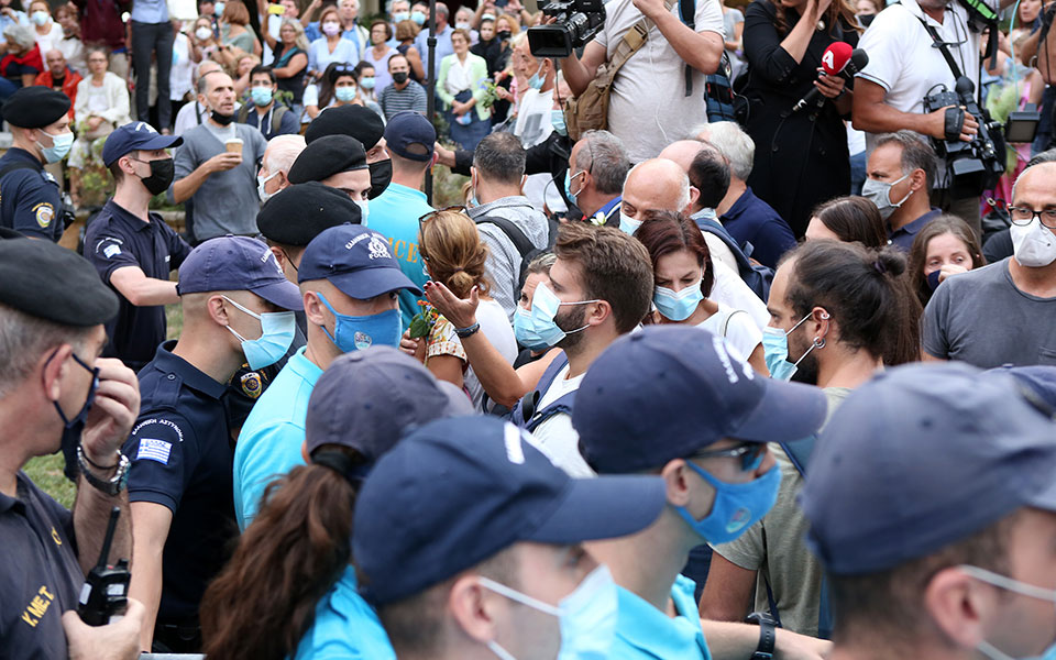 Ένταση στο λαϊκό προσκύνημα της σορού του Μίκη Θεοδωράκη-4