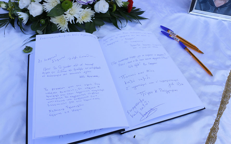 Κηδεία Μίκη Θεοδωράκη: Αποχαιρετισμός με ριζίτικα στον Γαλατά Χανίων-17