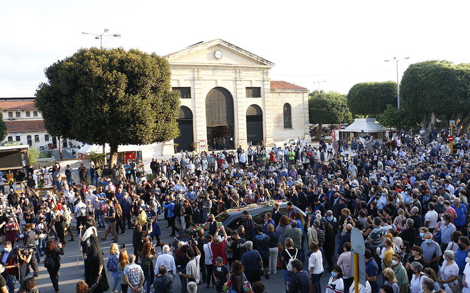 Μίκης Θεοδωράκης: Η Κρήτη αποχαιρετά τον σπουδαίο μουσικοσυνθέτη – Σε λαϊκό προσκύνημα στα Χανιά η σορός-1