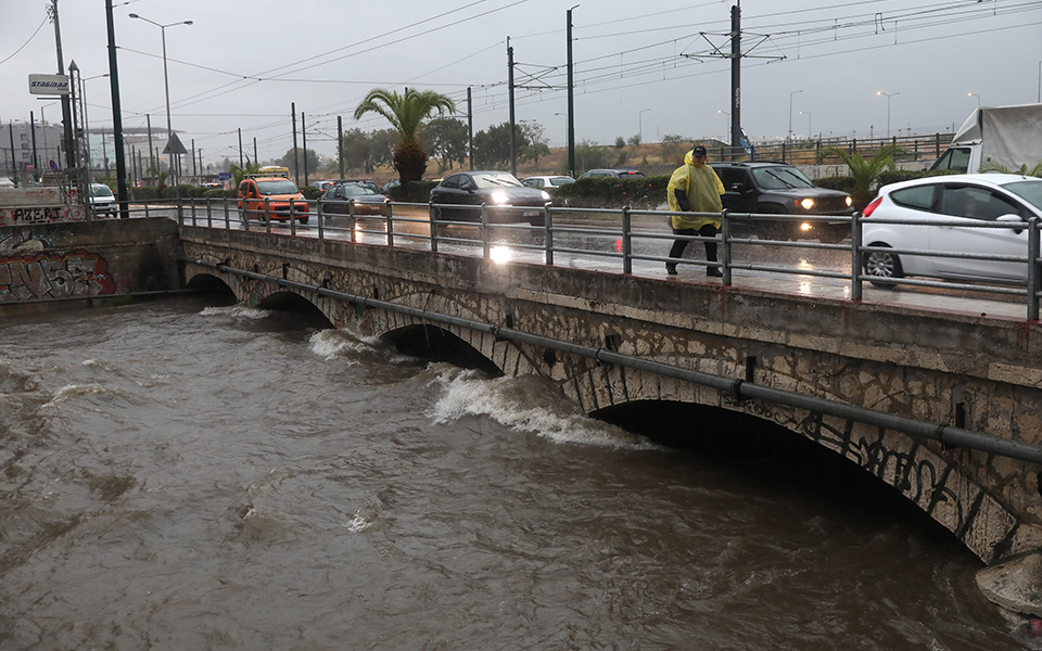 Μέτρα για την κακοκαιρία: Κλειστό αύριο το Δημόσιο, «απαγορευτικό» σε Κηφισό, παραλιακή-2