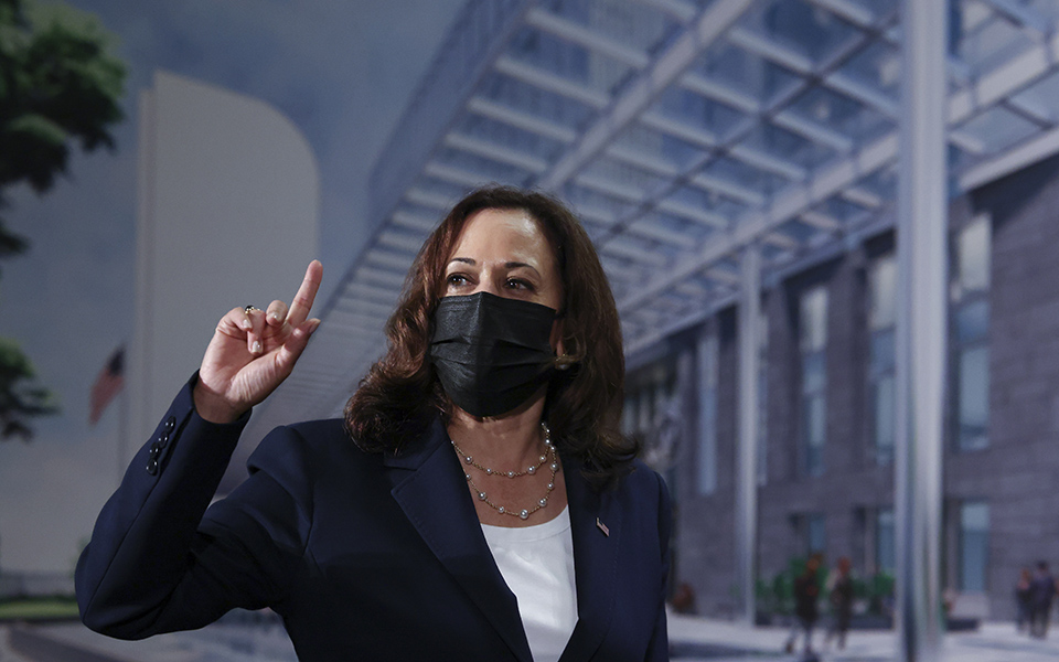 καμάλα-χάρις-από-τους-πανηγυρισμούς-σ-561535861