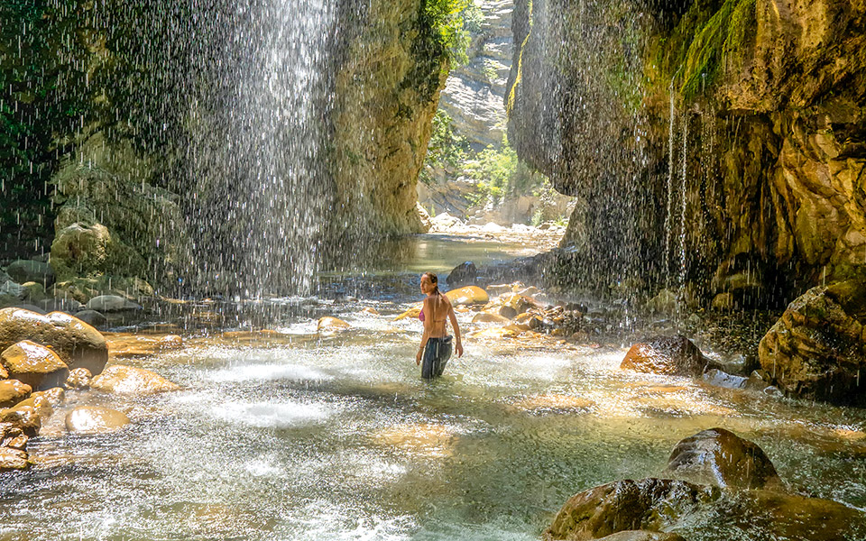 στους-καταρράκτες-του-πάντα-βρέχει-561533572