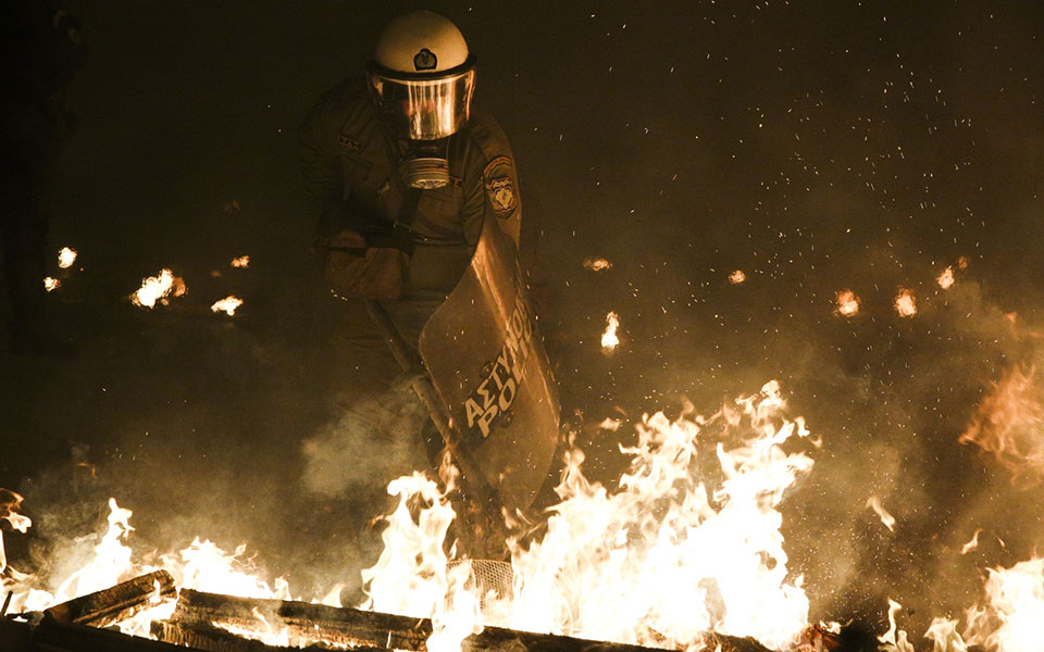 επίθεση-με-μολότοφ-στο-α-τ-ζωγράφου-561559042