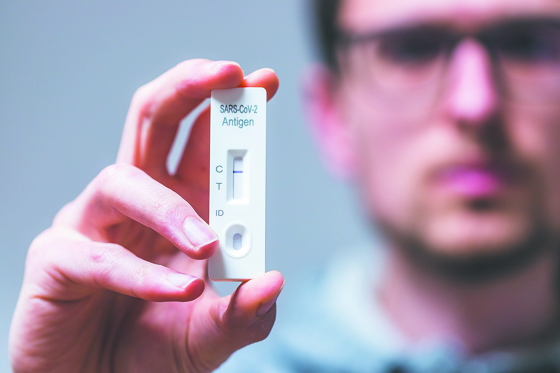 κορωνοϊός-η-ενδοοικογενειακή-διασπ-561553339