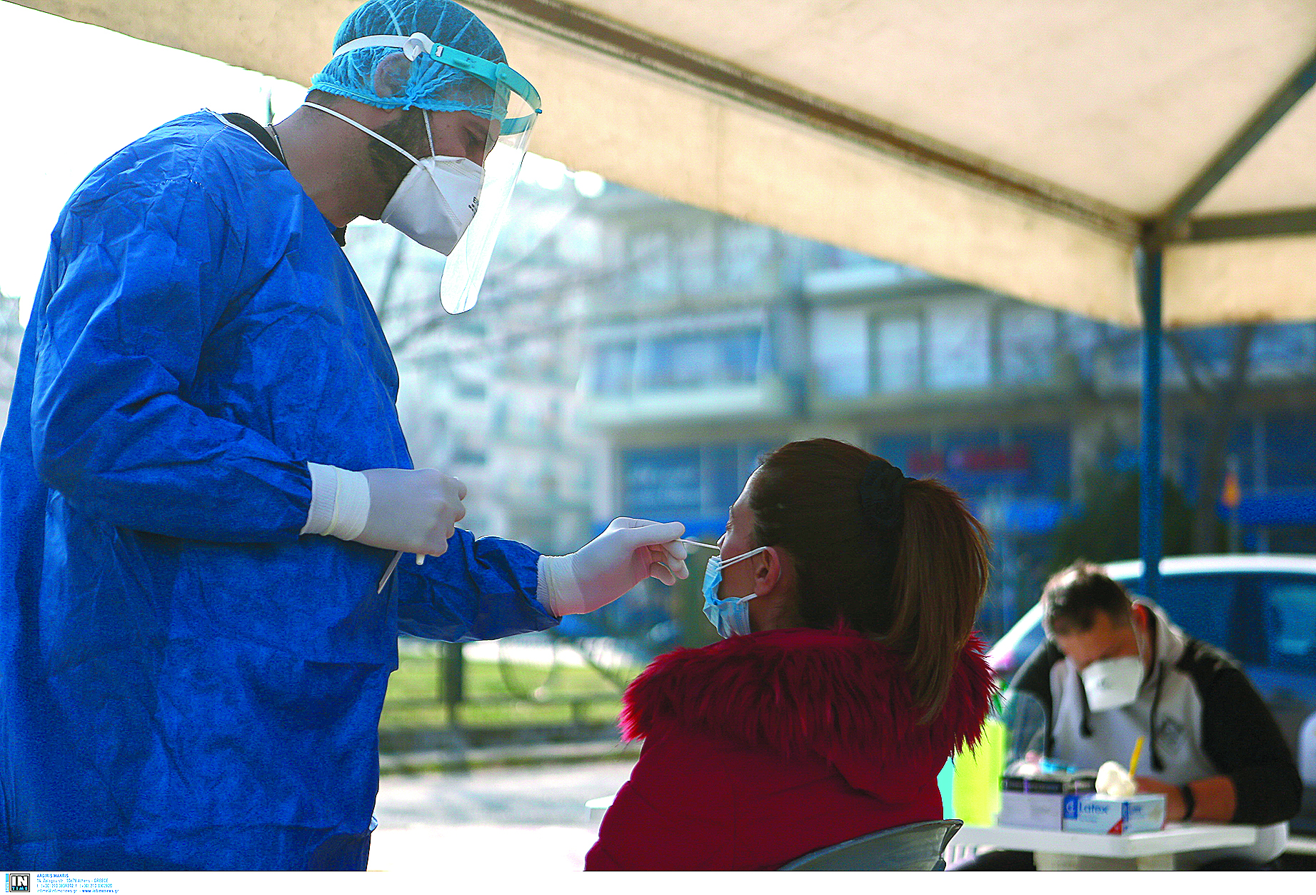 με-μάσκες-η-παρακολούθηση-παρελάσεων-561551050