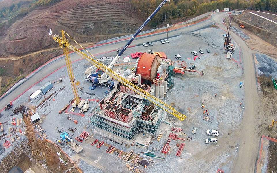 επαφές-για-εύρεση-στρατηγικού-επενδυ-561540847