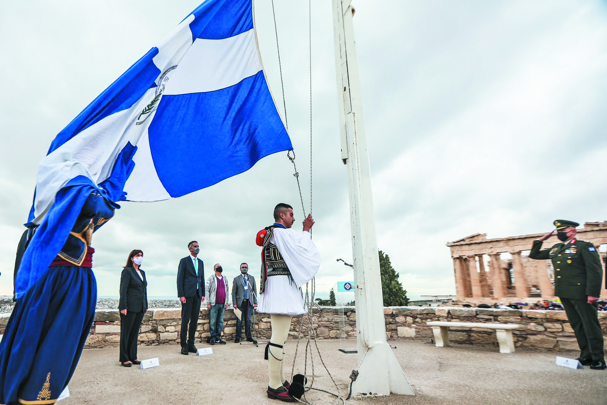 Συγκίνηση στον Ιερό Βράχο κατά τον εορτασμό της απελευθέρωσης της Αθήνας-1