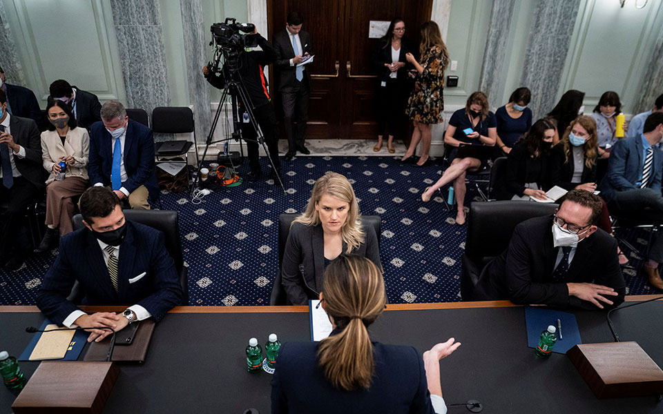 διακομματικοί-κεραυνοί-κατά-facebook-μετά-τη-561525529