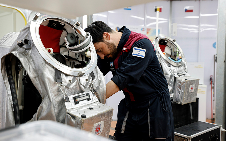 Διάστημα: Προσομοίωση της ζωής στον Άρη, σε βραχώδη κρατήρα στο Ισραήλ (εικόνες)-5