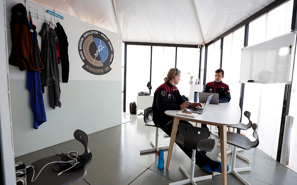 Διάστημα: Προσομοίωση της ζωής στον Άρη, σε βραχώδη κρατήρα στο Ισραήλ (εικόνες)-3