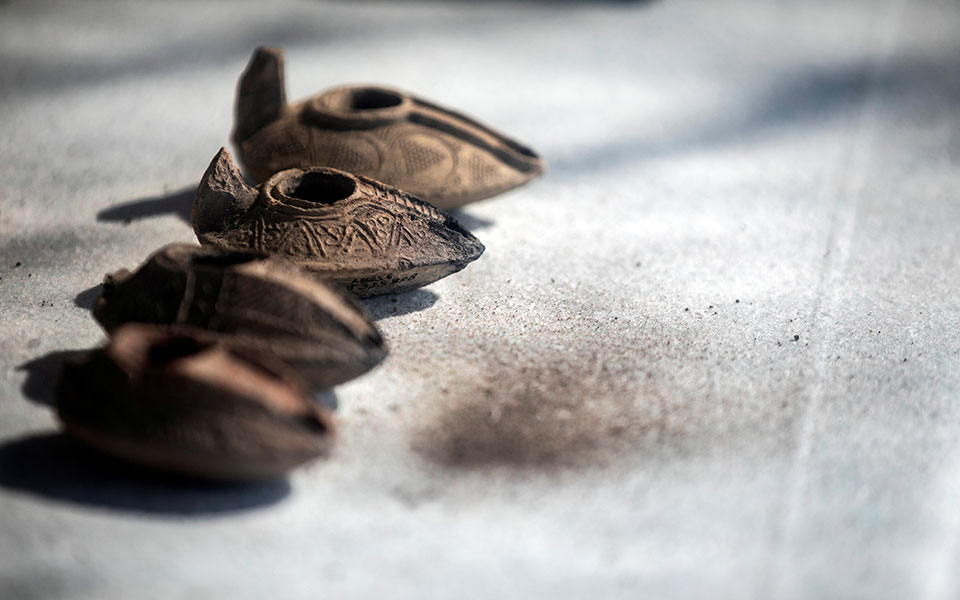 Καντηλάδια λαδιού που βρέθηκαν στην ανασκαφή