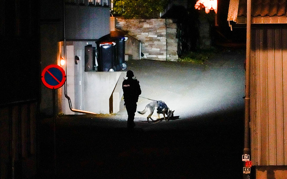 Πολύνεκρη επίθεση στη Νορβηγία: Εκτελέσεις με τόξο και βέλη στην πόλη Κόνγκσεμπεργκ-3