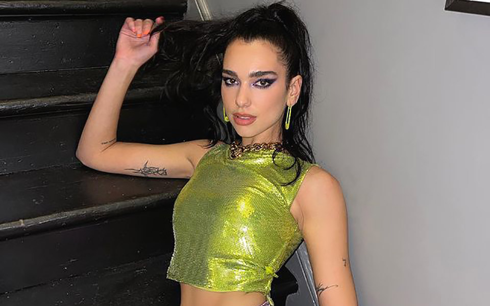 h-dua-lipa-μας-δείχνει-πώς-θα-φορέσουμε-τις-παγ-561561583