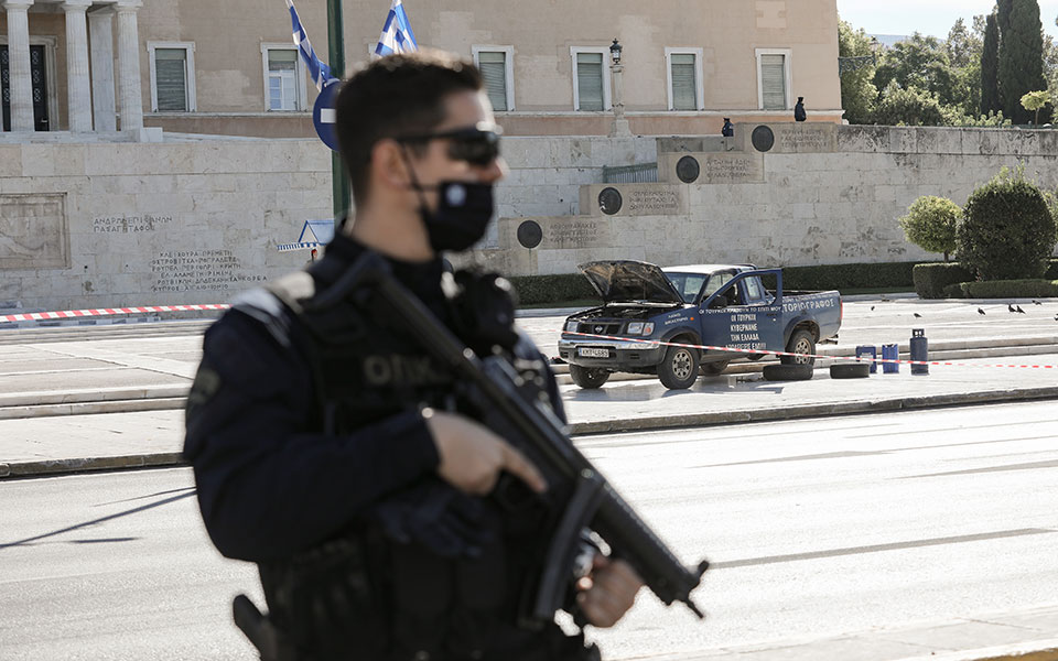 Συναγερμός έξω από τη Βουλή: Όχημα προσέγγισε το μνημείο του Αγνώστου Στρατιώτη – Στο σημείο πυροτεχνουργοί (βίντεο)-1