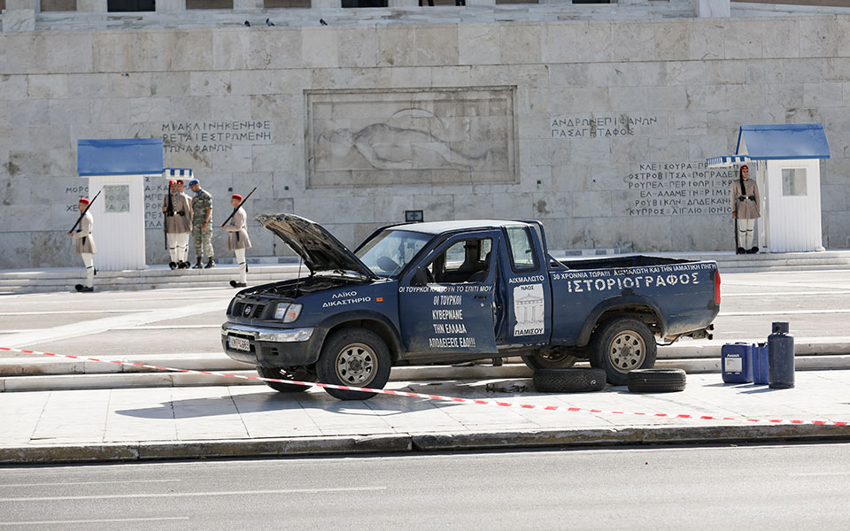 Συναγερμός έξω από τη Βουλή: Όχημα προσέγγισε το μνημείο του Αγνώστου Στρατιώτη – Στο σημείο πυροτεχνουργοί (βίντεο)-2