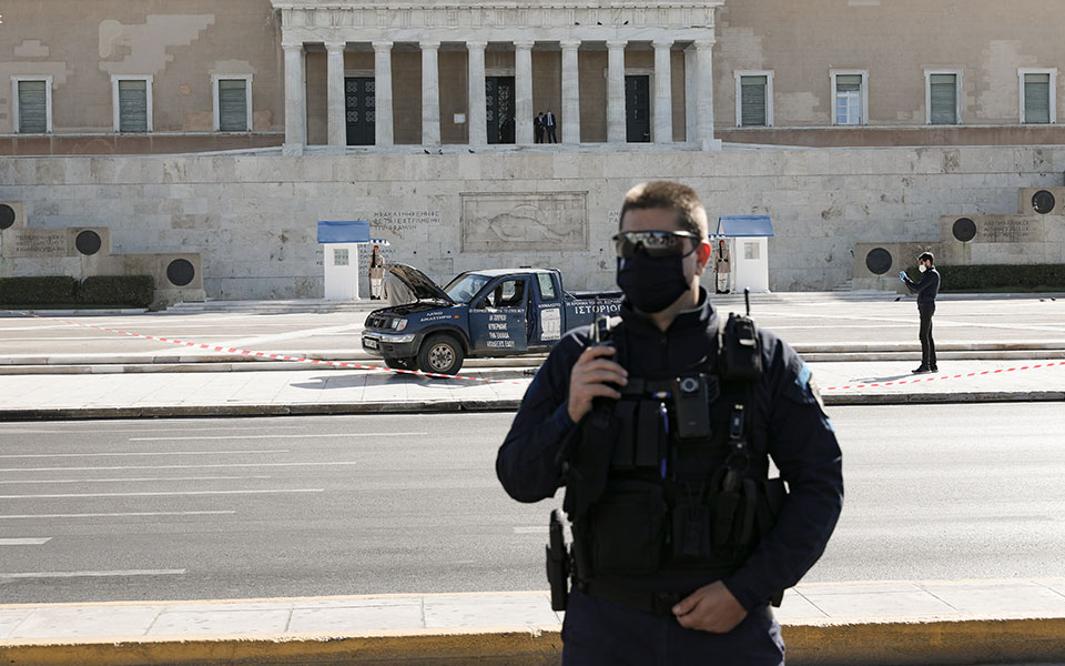 Συναγερμός έξω από τη Βουλή: Όχημα προσέγγισε το μνημείο του Αγνώστου Στρατιώτη – Στο σημείο πυροτεχνουργοί (βίντεο)-3
