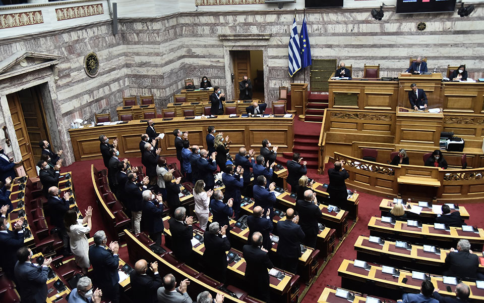 εκτός-ν-δ-όποιος-περνάει-τα-όρια-561529747