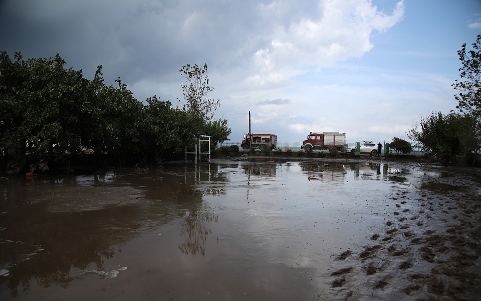 Κακοκαιρία «Μπάλλος»: Ένας νεκρός στην Εύβοια – Εικόνες καταστροφής σε όλη τη χώρα-1