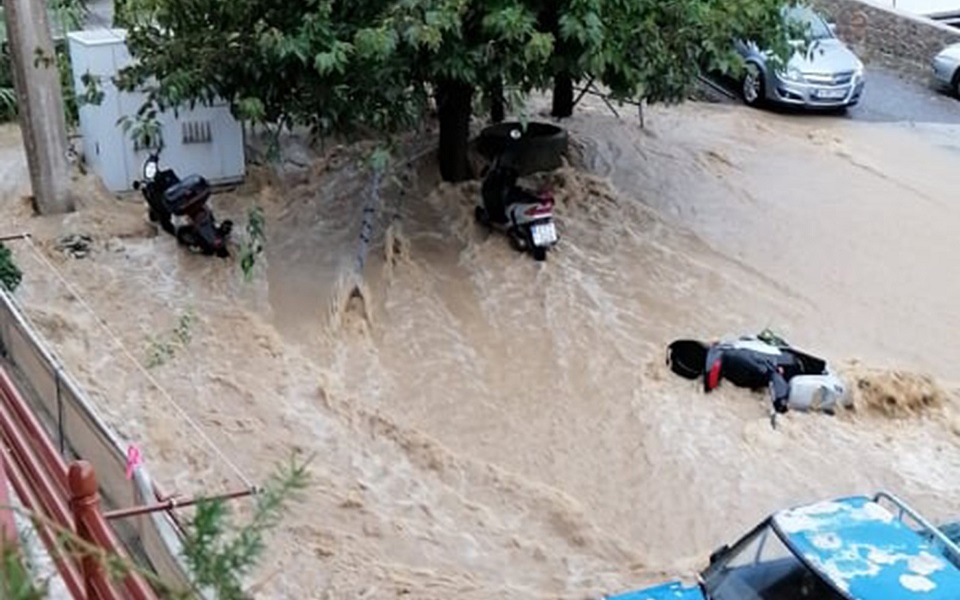 Κακοκαιρία «Μπάλλος»: Ένας νεκρός στην Εύβοια – Εικόνες καταστροφής σε όλη τη χώρα-6