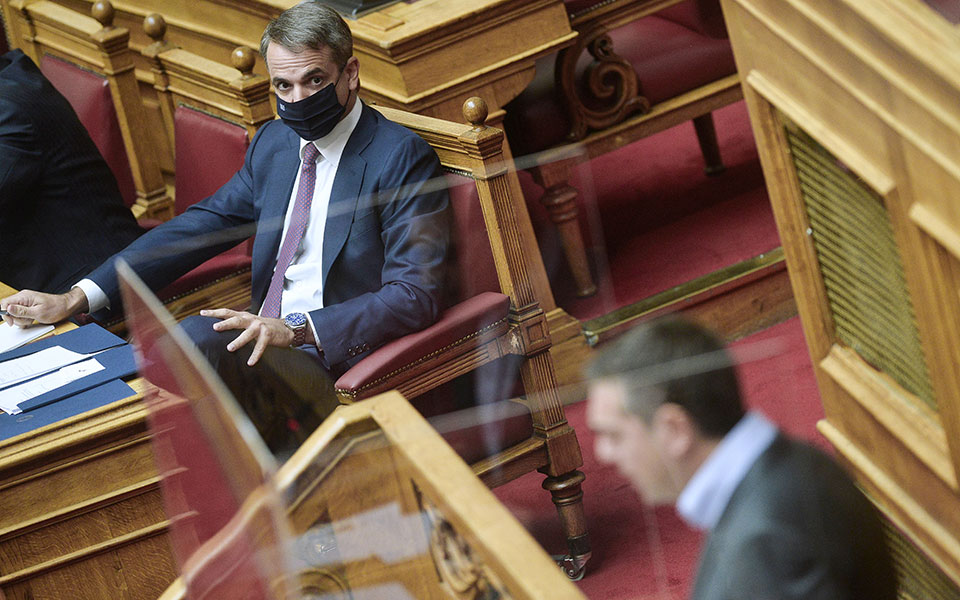 mετωπική-στη-βουλή-με-φόντο-την-πανδημί-561546553