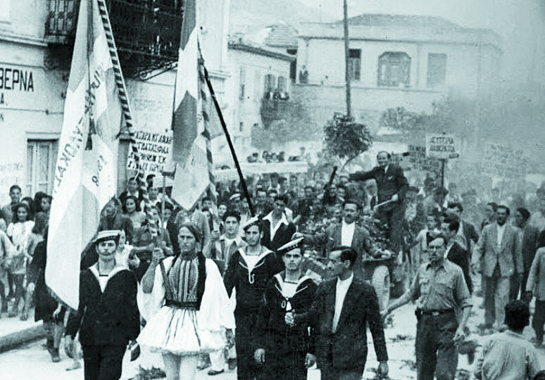 Συγκίνηση στον Ιερό Βράχο κατά τον εορτασμό της απελευθέρωσης της Αθήνας-3