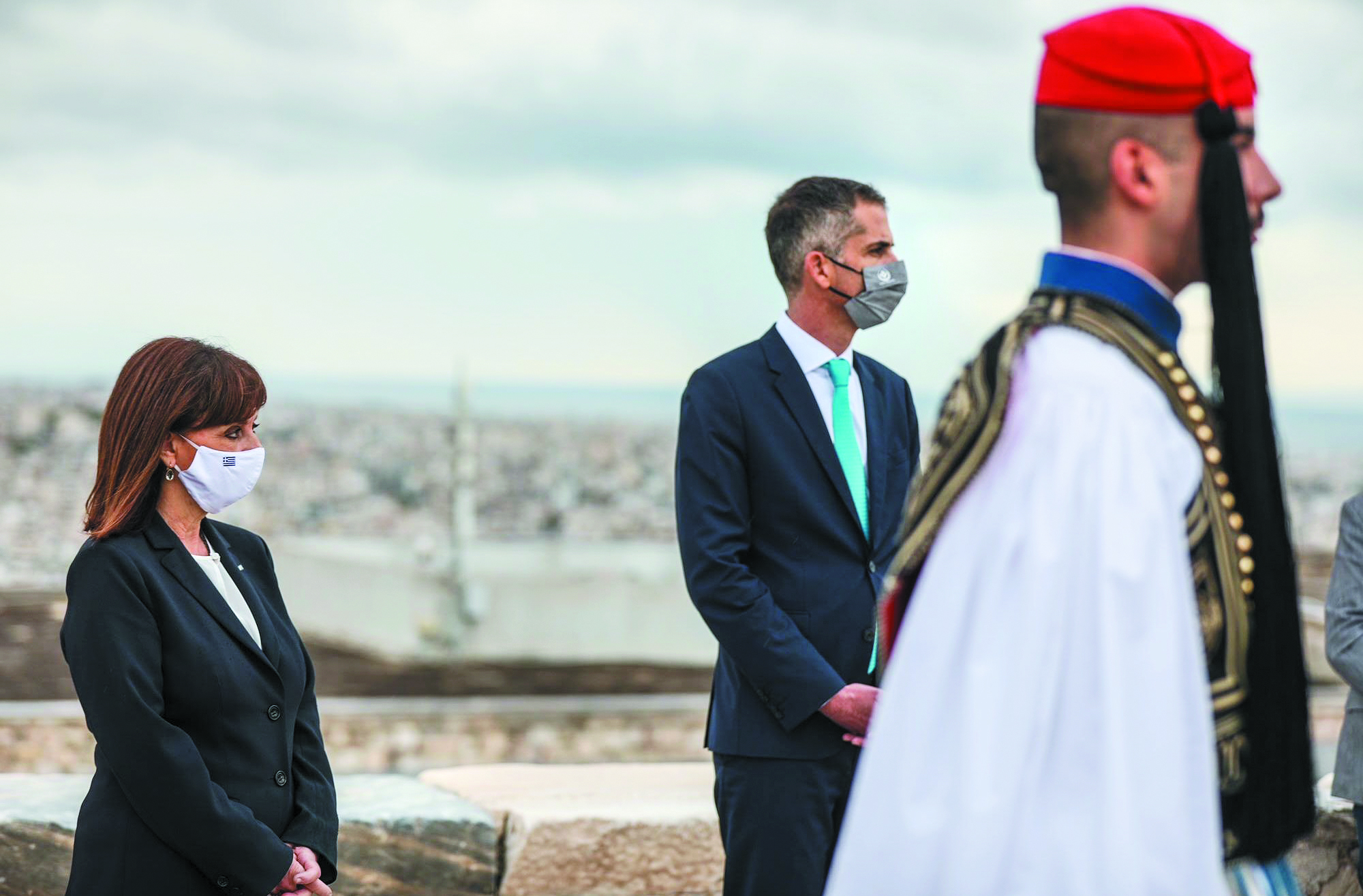 συγκίνηση-στον-ιερό-βράχο-κατά-τον-εορ-561536377