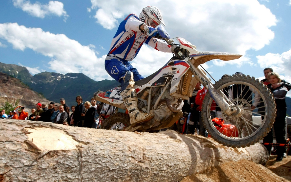 ατύχημα-σε-αγώνα-motocross-σε-κρίσιμη-κατάστα-561544714