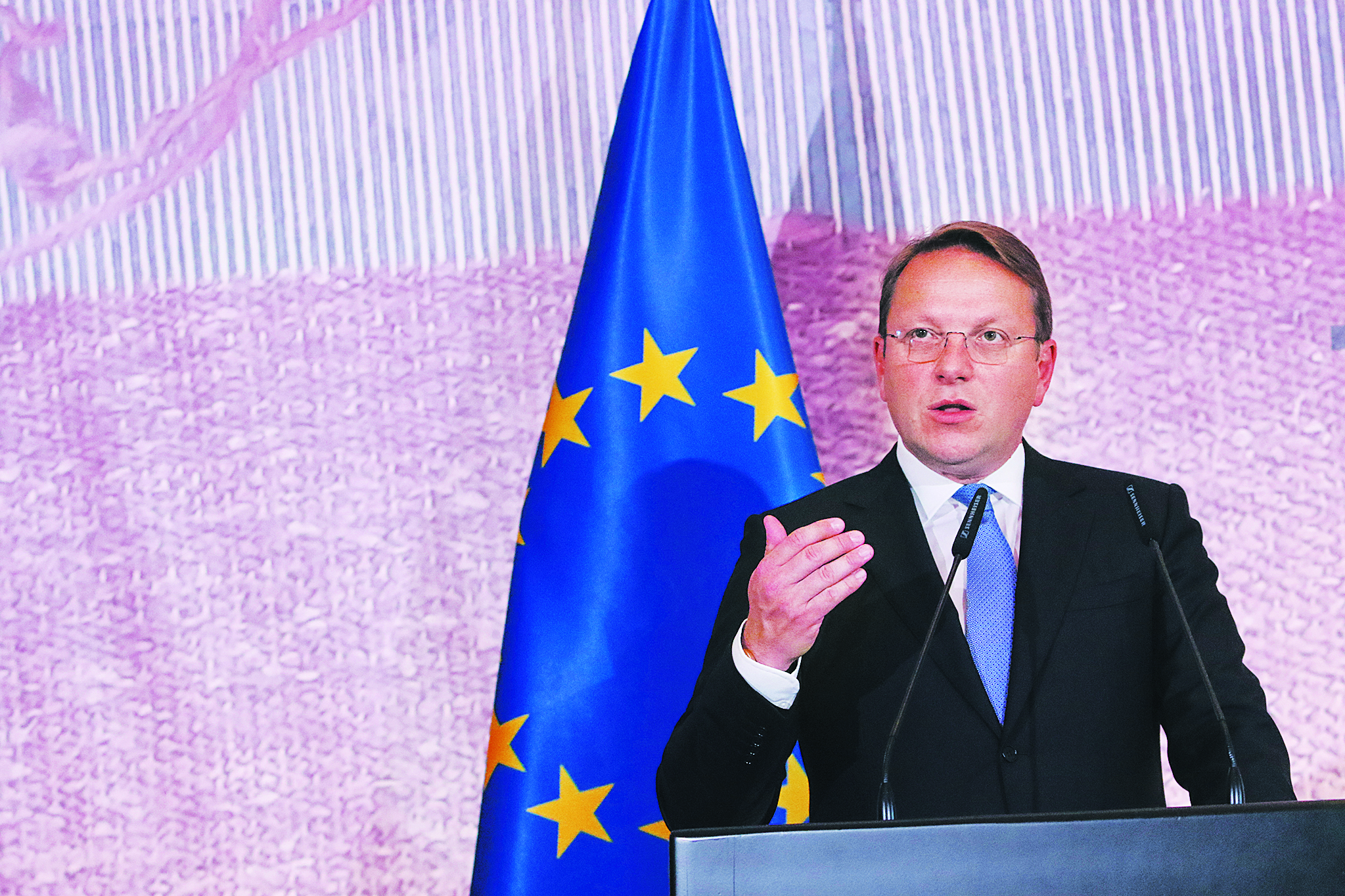 ουγγαρία-τα-δύο-πρόσωπα-του-κ-βάρελι-561525760