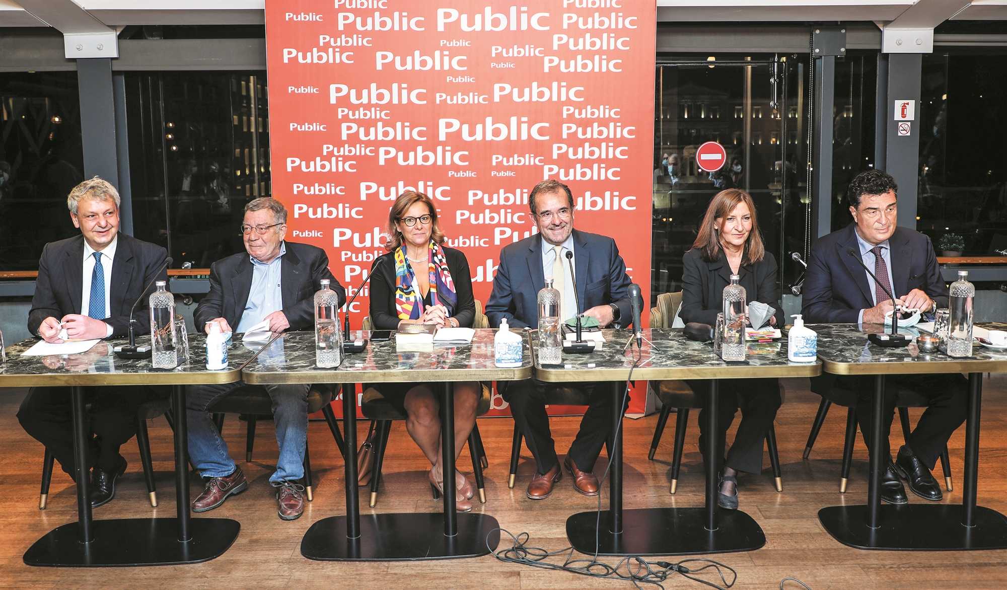 φως-σε-ένα-σκοτεινό-δωμάτιο-561547984