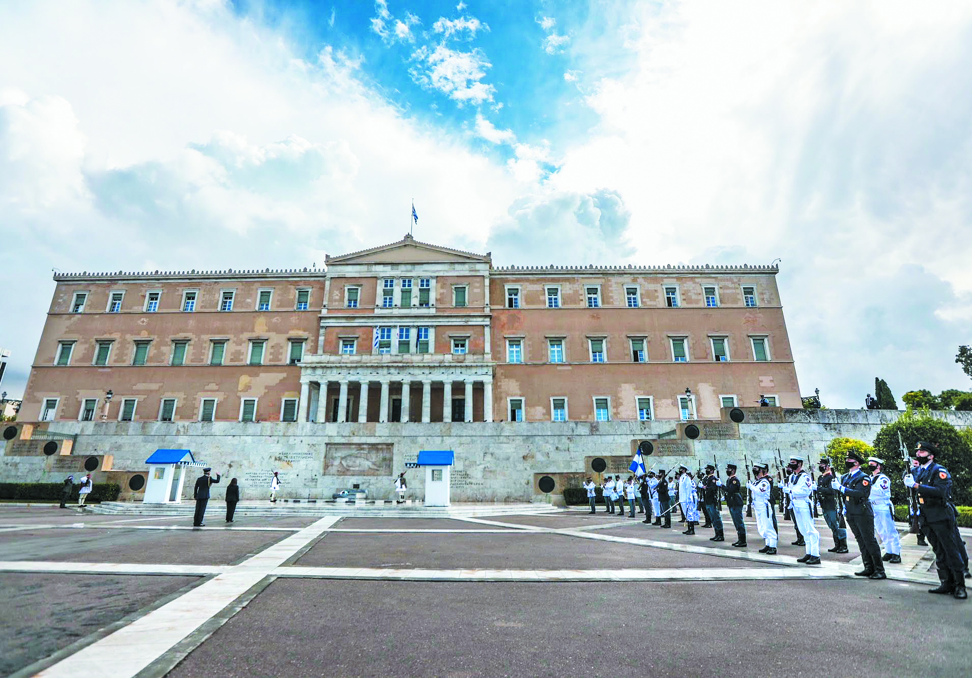 Συγκίνηση στον Ιερό Βράχο κατά τον εορτασμό της απελευθέρωσης της Αθήνας-2