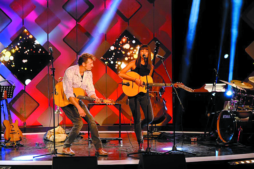 μουσικό-κουτί-με-κιθάρες-λούπες-τσα-561536638