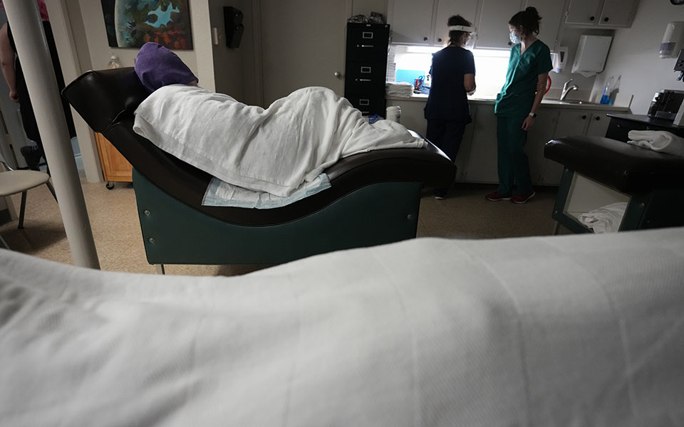 Από το Τέξας στο Λος Αντζελες: Η απόδραση των γυναικών από τον μεσαιωνικό νόμο για τις αμβλώσεις-4