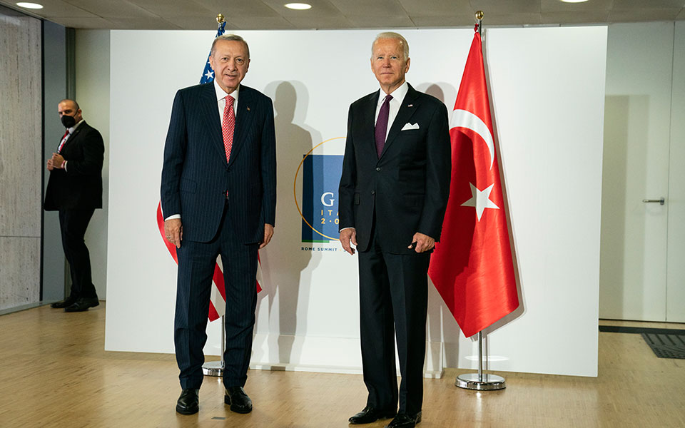 Μπάιντεν – Ερντογάν: Παγωμένα χαμόγελα, αυστηρά μηνύματα-1