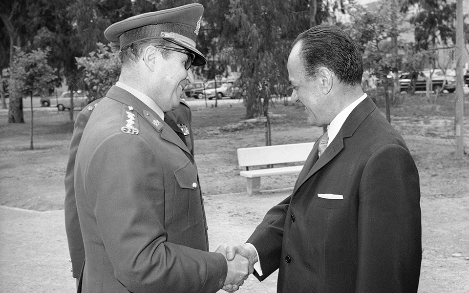 οι-αλήθειες-στο-σκοτεινό-δωμάτιο-561533023