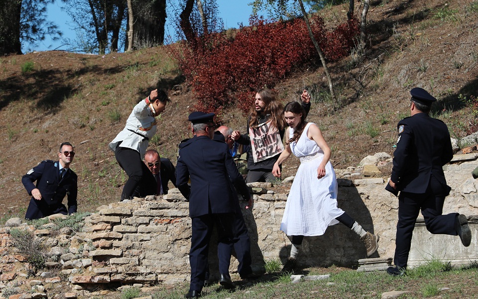 Πεκίνο 2022: Άναψε η Ολυμπιακή Φλόγα στην Αρχαία Ολυμπία (βίντεο)-2