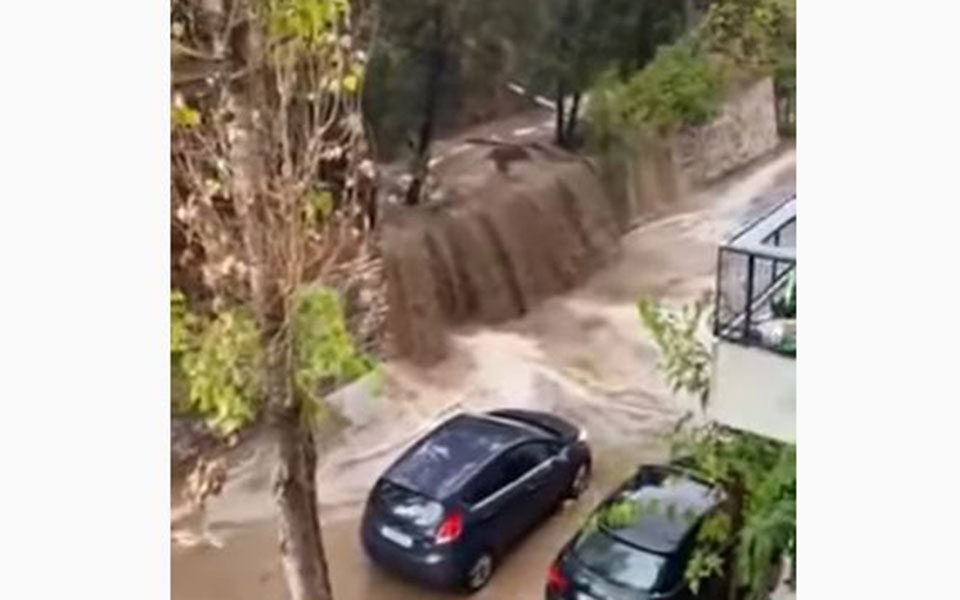 Κακοκαιρία «Μπάλλος»: Πρωτοφανείς σκηνές χάους στην Αττική-4