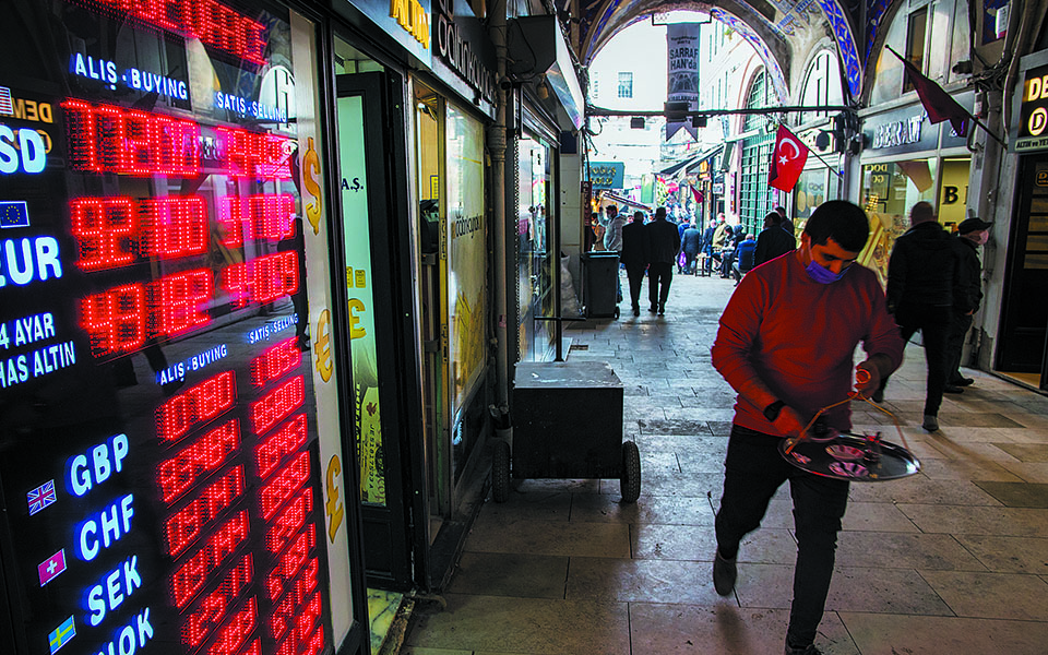 ρεκόρ-διολίσθησης-για-την-τουρκική-λί-561541087