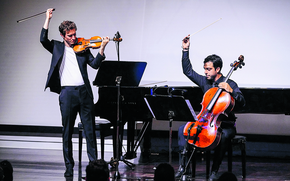 ενδιαφέρον-ρεπερτόριο-μακριά-από-τη-ρ-561521284