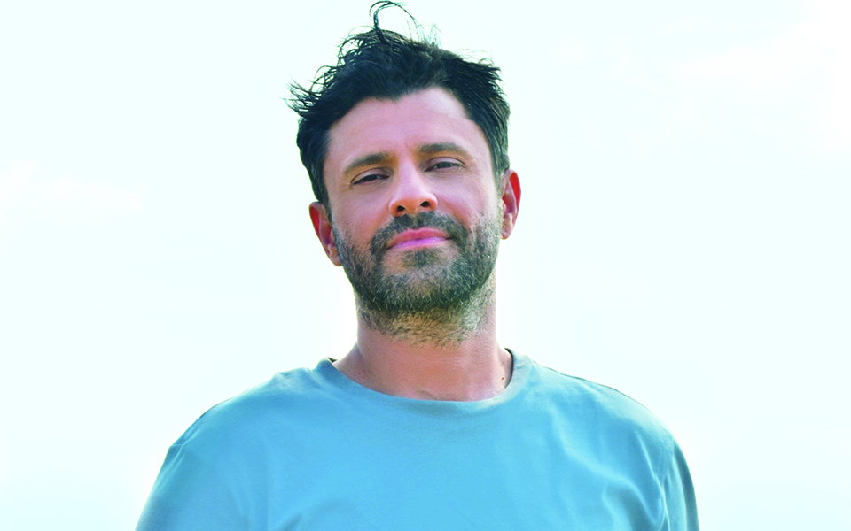 ενα-εικοσιτετράωρο-με-τον-τραγουδοπο-561521131