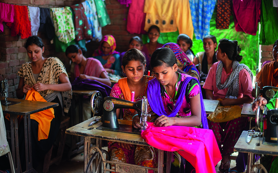 τρεις-γυναίκες-ορθώνουν-ανάστημα-561521251