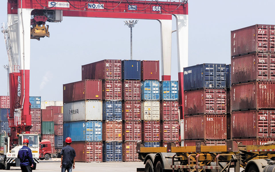 προσωρινό-λουκέτο-σε-κινεζικά-εργοστ-561520417