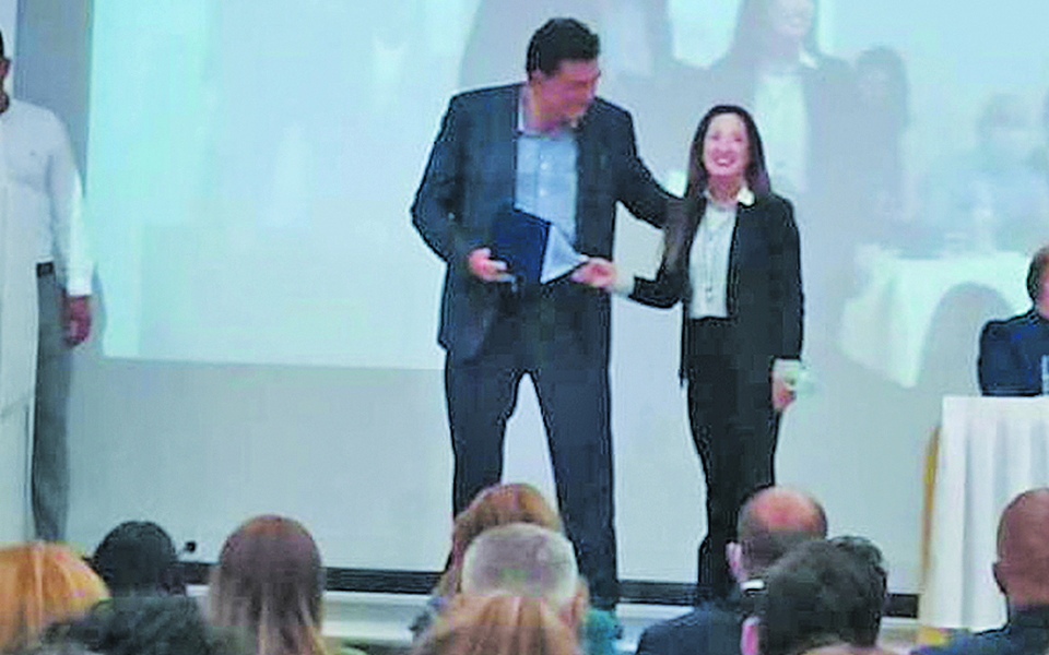 Δάφνη Αγγελίδου: Ζωγραφική  που μας ενώνει κάτω από το γλυκό φως της σελήνης-3